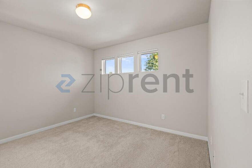 Building Photo - Unit