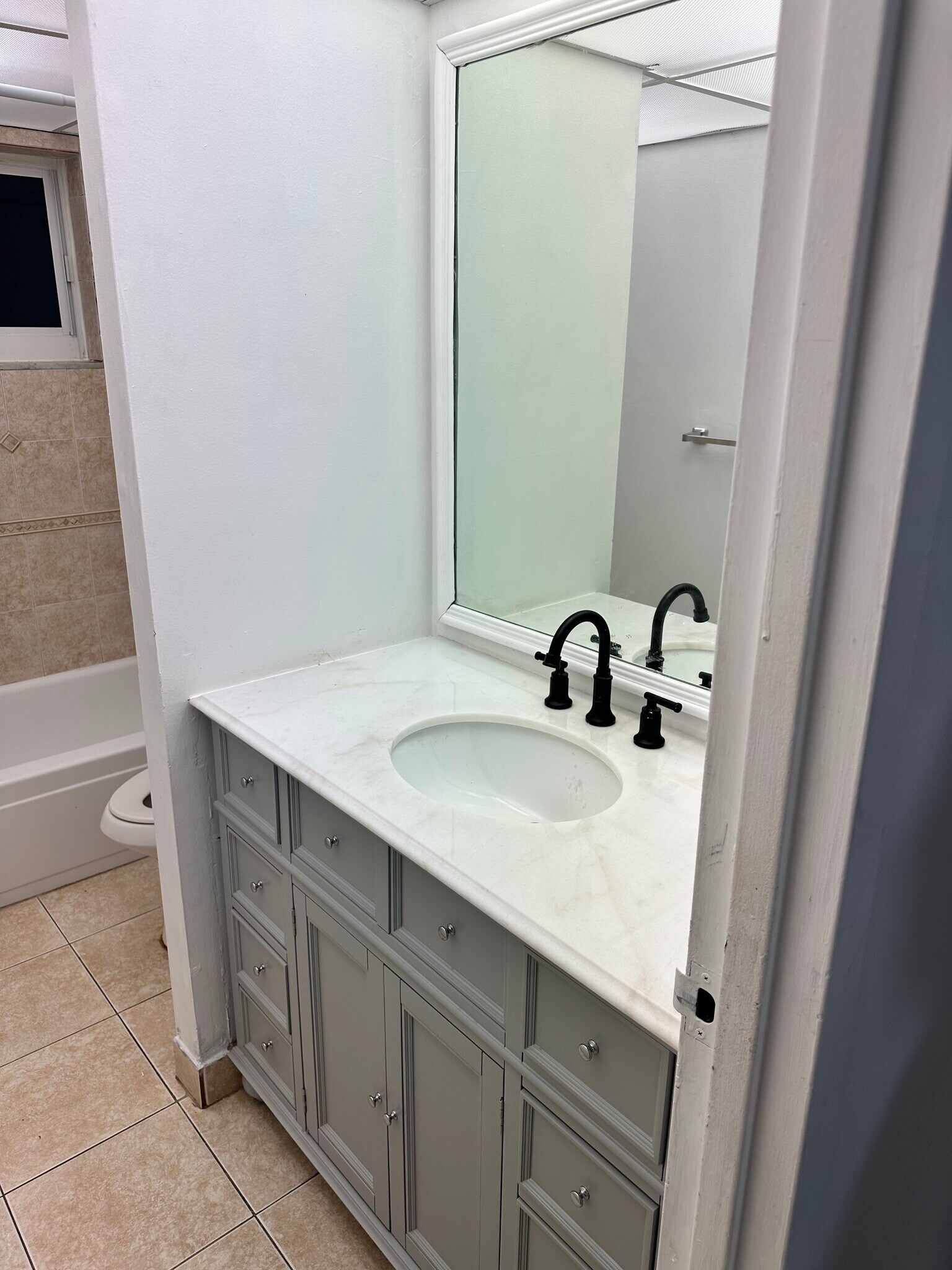Guest bath - 2980 Riverside Dr