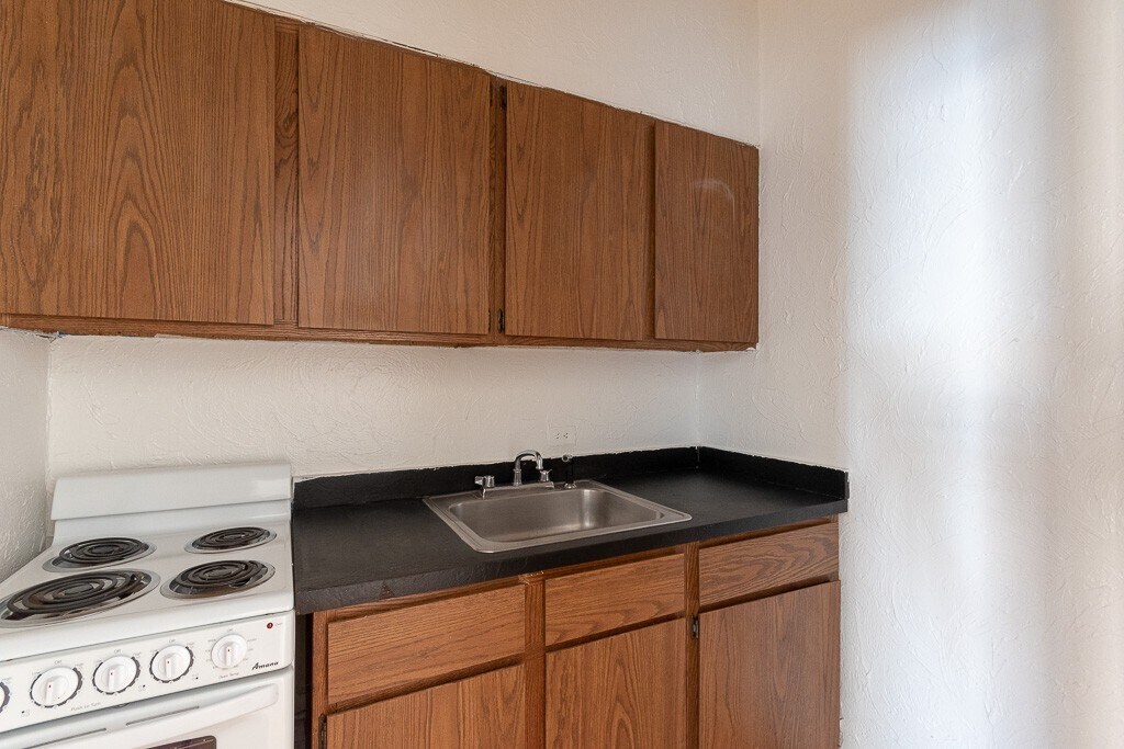 Building Photo - 562 W Arlington Pl