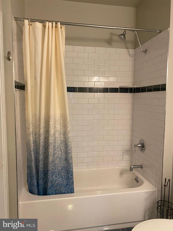 Building Photo - 4742 Pine St