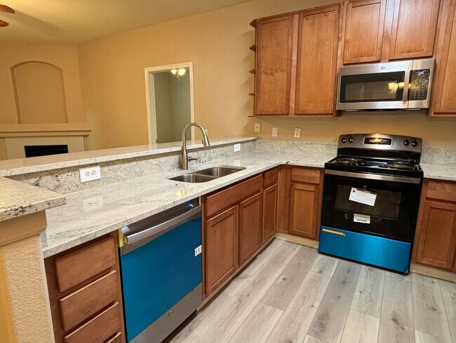 Building Photo - Fully Renovated 2 Bed / 2 Bath in East Aurora — Available 08/01/26