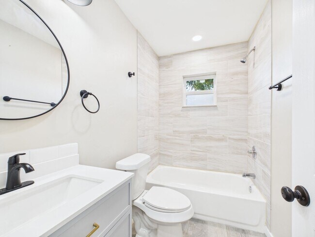 Building Photo - Harper TX Rental