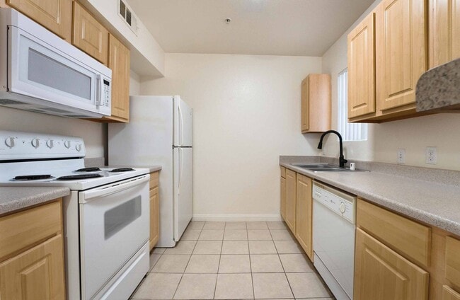Building Photo - Modern 1-Bedroom Oasis: Prime Location!
