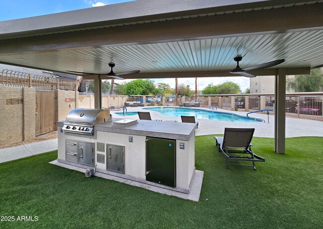 Building Photo - 920 E Devonshire Ave