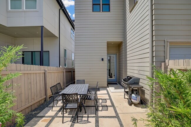 Building Photo - 6205 Seville Dr