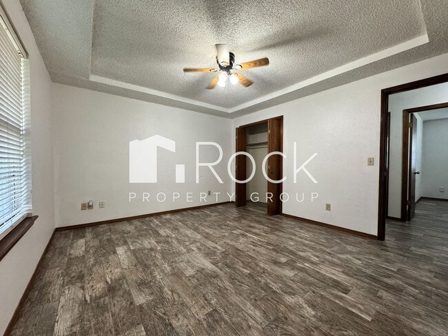 Building Photo - 3 Bedroom, 2 bath, 2 car garage home avail...