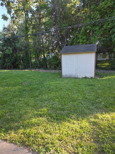 Building Photo - 818 Lasalle Dr