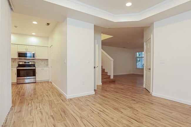 Building Photo - Newly Remodeled 3 bed 2.5 bath Townhome for Rent in Willow Grove Community