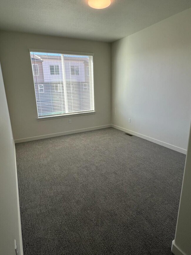 Building Photo - 636 E 12225 S