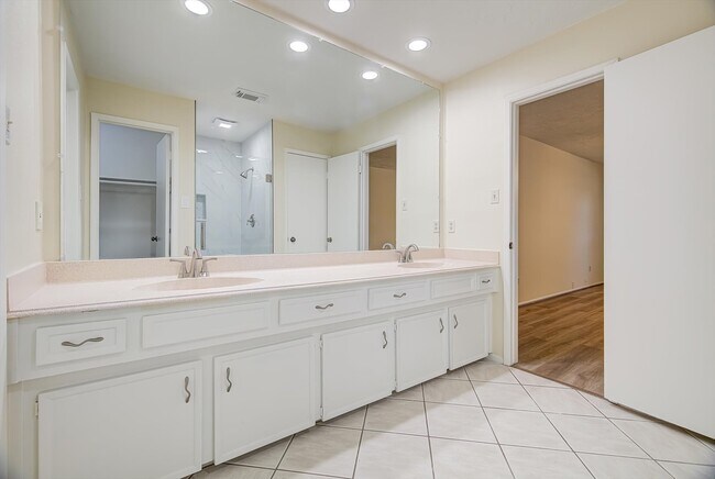 Building Photo - 2807 Planters St