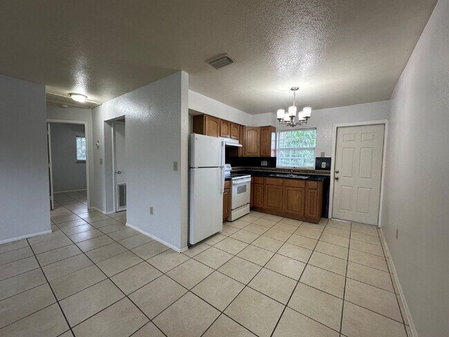 Building Photo - "Charming 2-Bed in Port Charlotte!"
