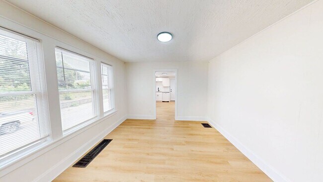 Building Photo - 978 Linwood Ave