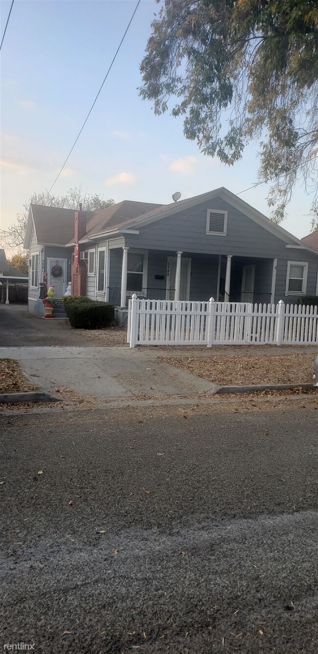 Building Photo - 1 br, 1 bath Triplex - 3389 Mulberry Stree...