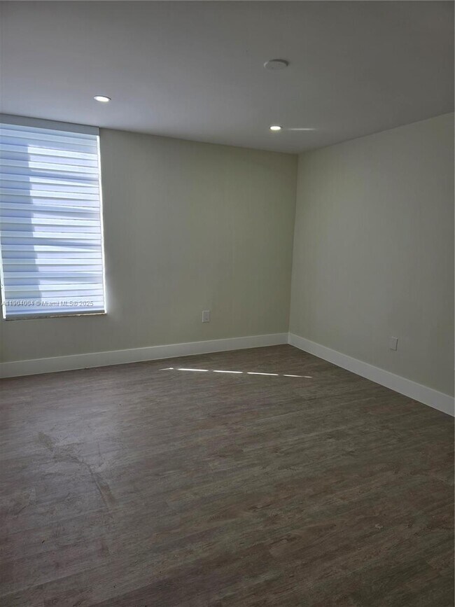 Building Photo - 8870 Fontainebleau Blvd