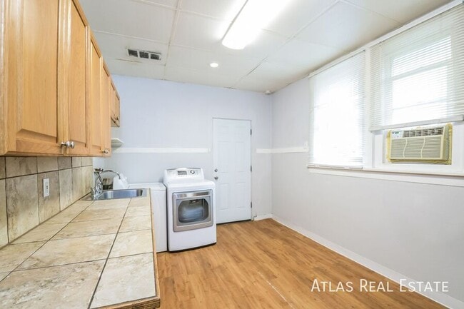Building Photo - 861 Egbert St