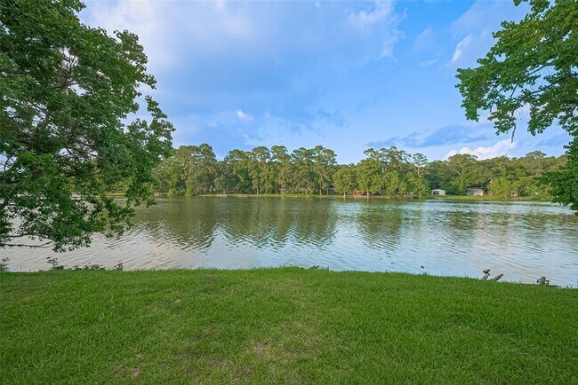 Building Photo - 1372 W Pine Lake Cir