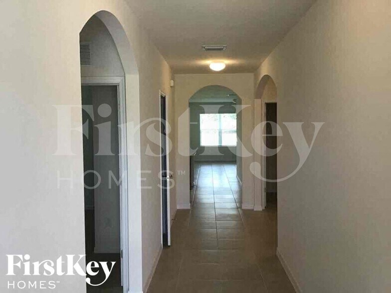 Building Photo - 411 SE 24th St