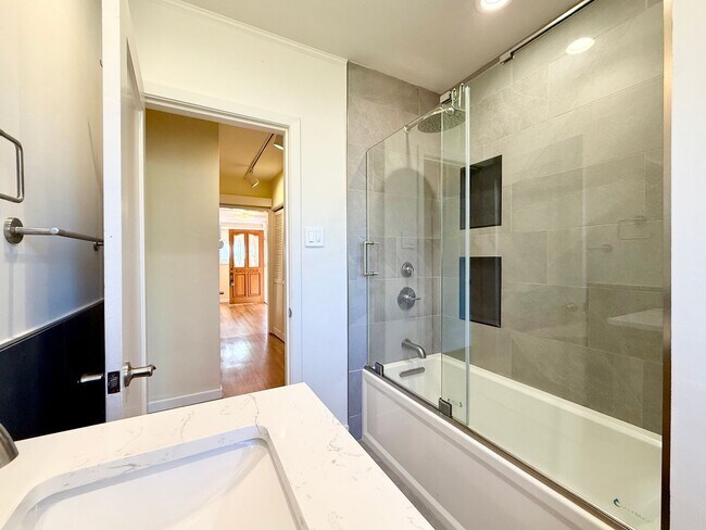 Building Photo - Beautifully Renovated Single-Family Home i...