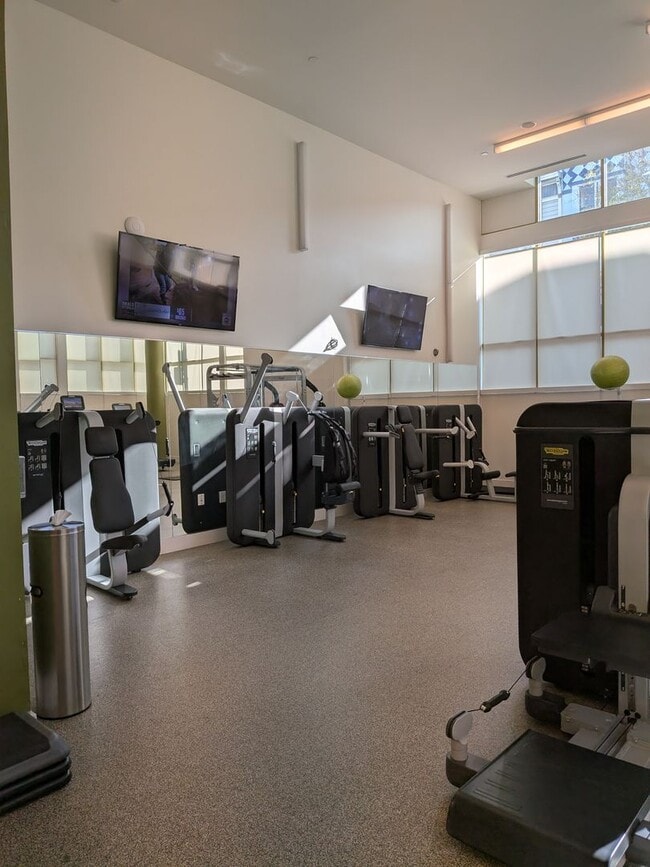 Building Photo - Studio Apartment Home on Top Floor with views of City Hall!