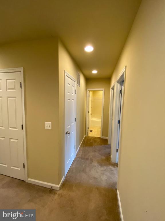 Building Photo - 104 Gretchen Ct