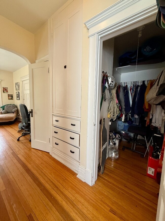 Building Photo - 1 bedroom apartment with private balcony!