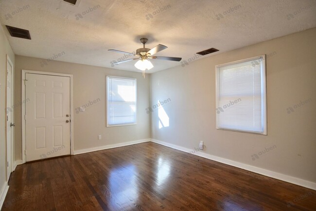 Building Photo - $875 -JUST REDUCED - Charming 2-Bedroom Ho...