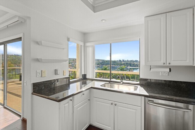 Building Photo - Stunning 2 bedroom *LAKE VIEW* condo for r...