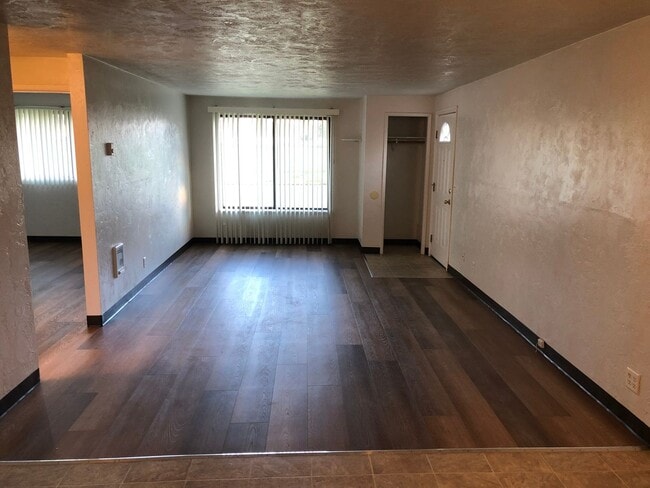 Building Photo - 2 bedroom 1 bath duplex in Cottage Grove!