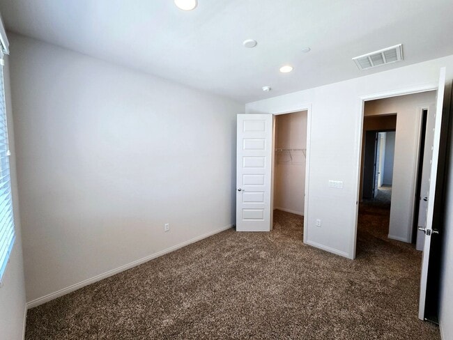 Building Photo - Tri-level Townhome in Prime Fullerton Location!