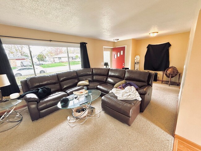 Building Photo - Great crystal home with huge fenced in bac...