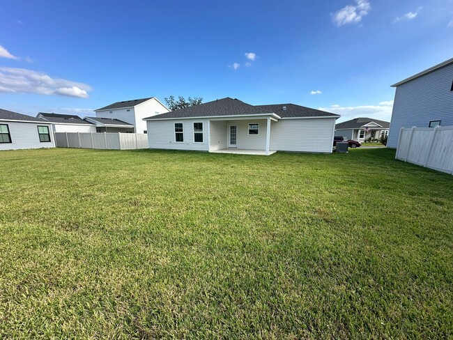 Building Photo - NEWER HOME adjacent to The Villages in all...
