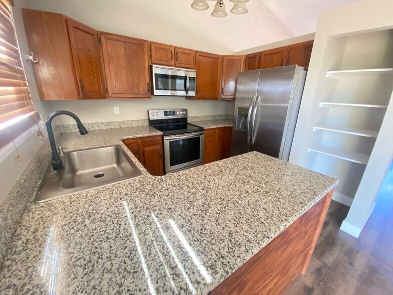 Kitchen - 3934 Red Cedar Dr
