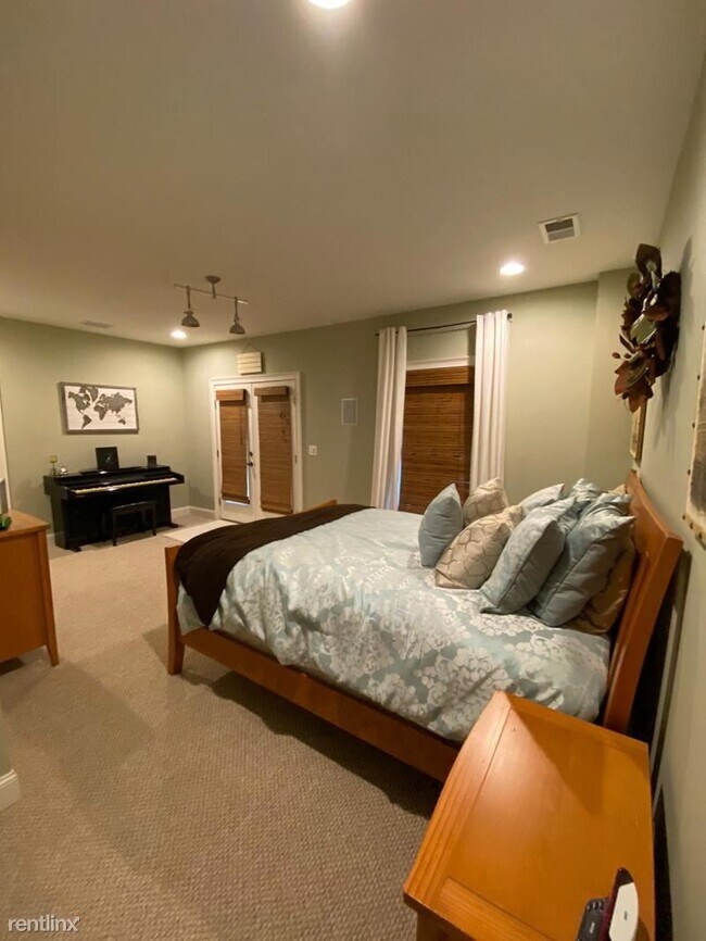 Building Photo - 6 br, 4.5 bath House - 4067 Andover Circle...