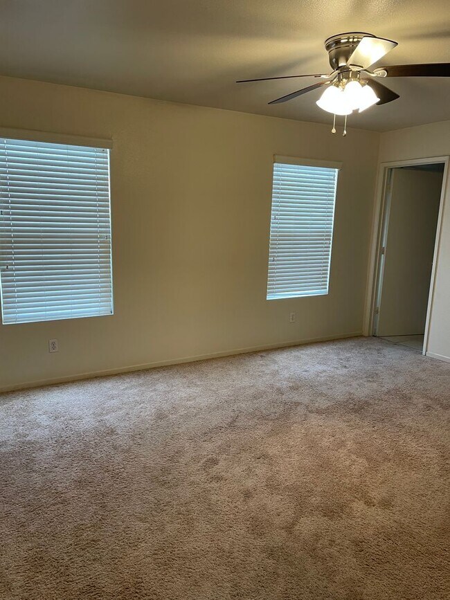 Building Photo - Move-in Ready!