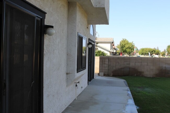 Building Photo - Southwest Bakersfield Home for Rent July