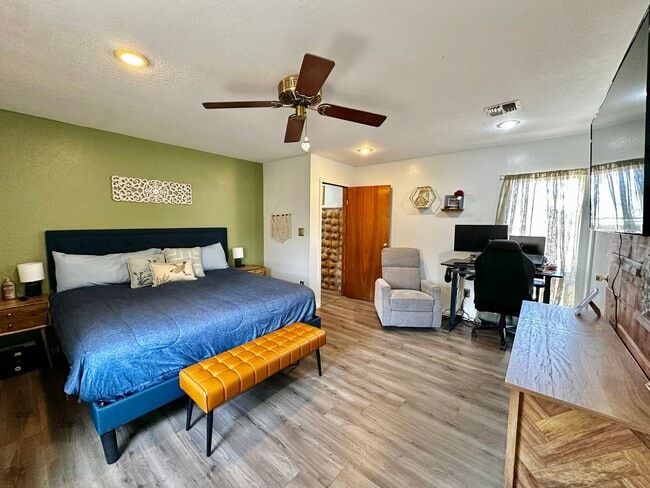 Building Photo - Rustic Charm