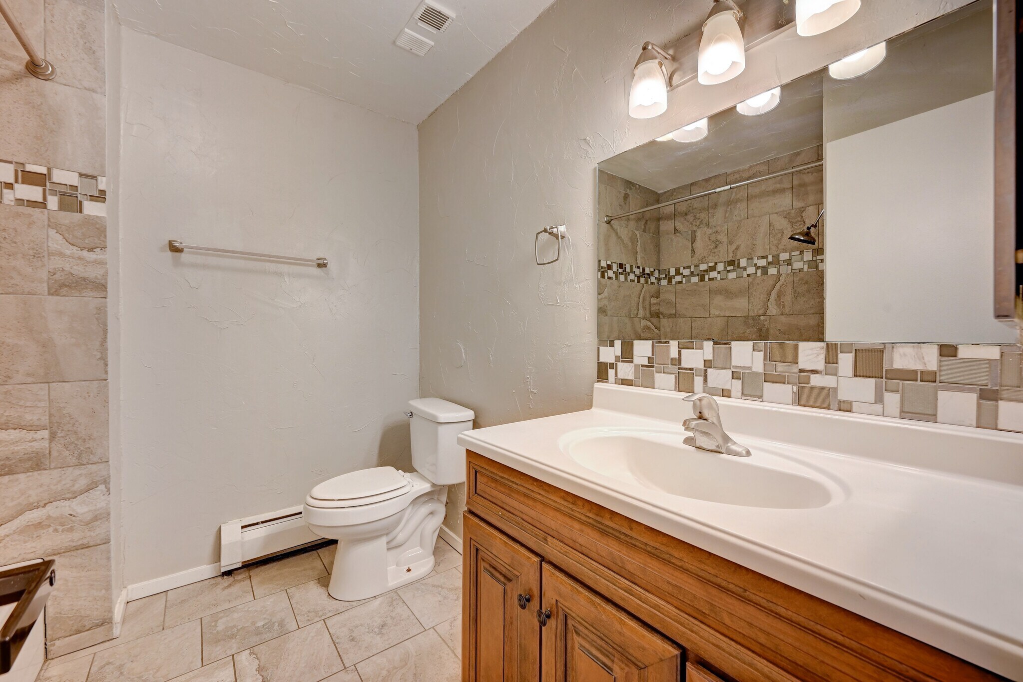 Building Photo - 5770 E Warren Ave