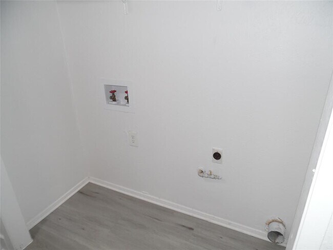Building Photo - 7400 Dixie Dr