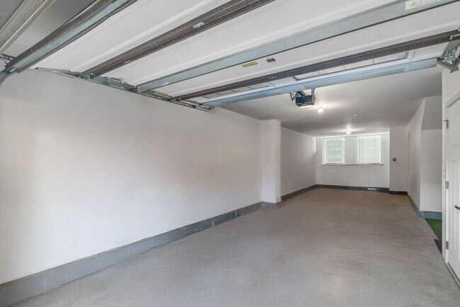 Building Photo - Stunning 3-Bedroom Townhouse in the Heart of South End!