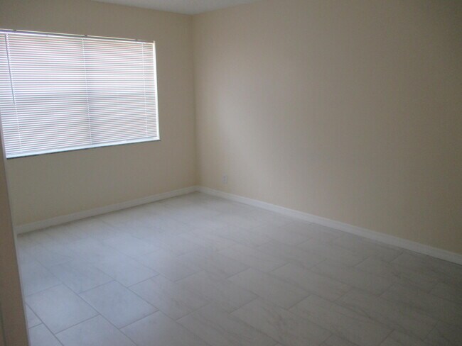 Building Photo - 224 Lake Dora Dr