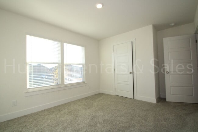 Building Photo - Newer Modern Cove 4 Bedroom