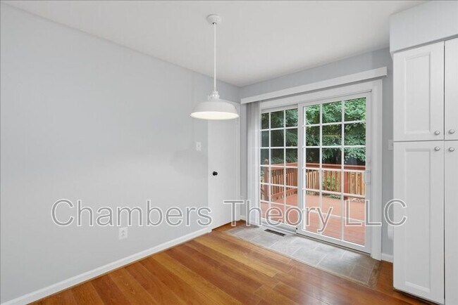 Building Photo - 2988 Borge St