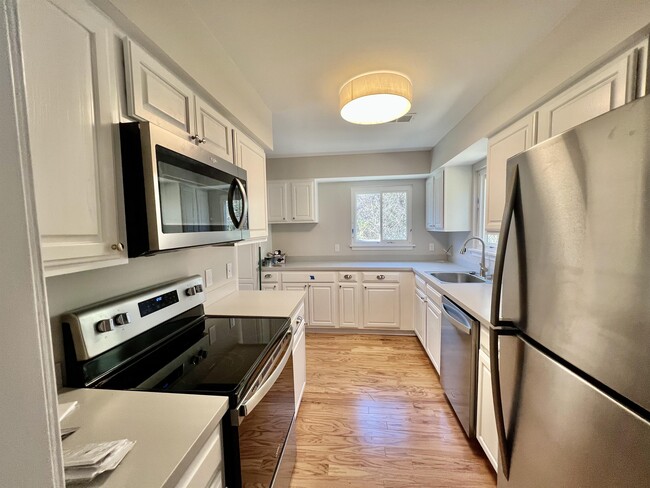 Building Photo - 980 Sutton Ct