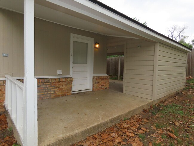 Building Photo - Charming 3 Bedroom, 2 Bath Home w/Den!