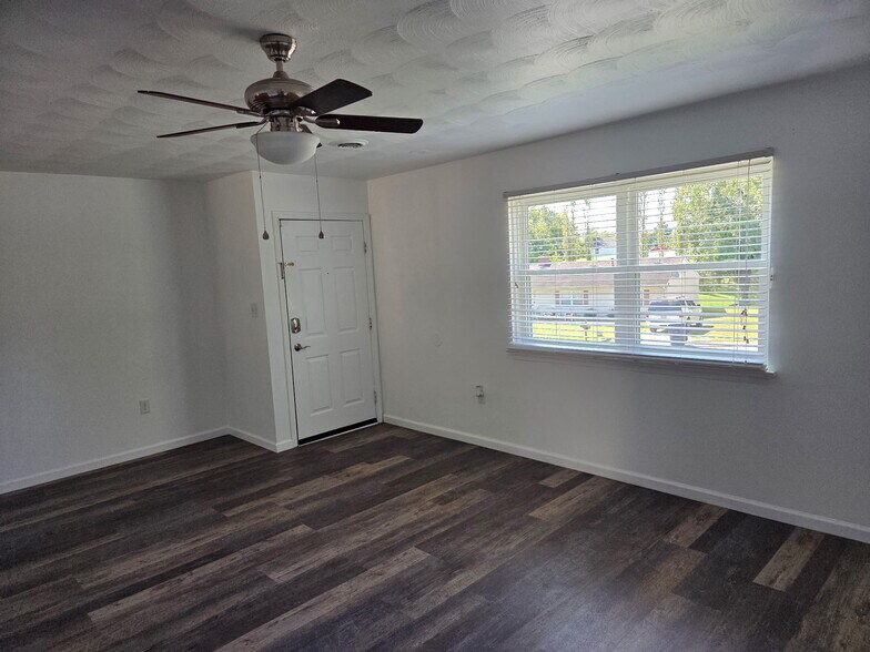 Living room - 1802 Edmund Ave NE