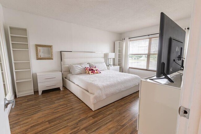 Building Photo - 2751 N Palm Aire Dr