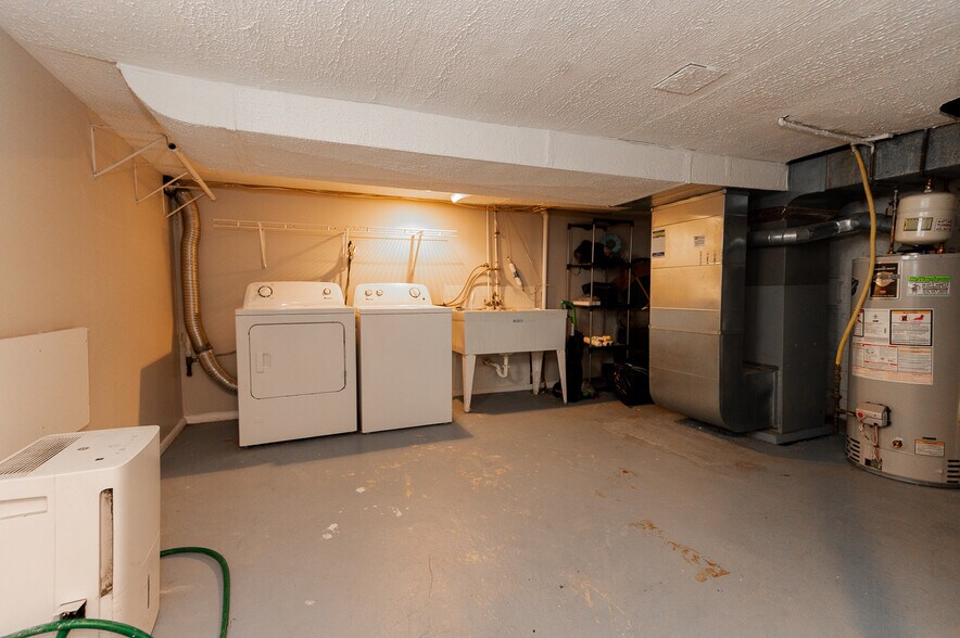 Building Photo - 223 E Pennview St