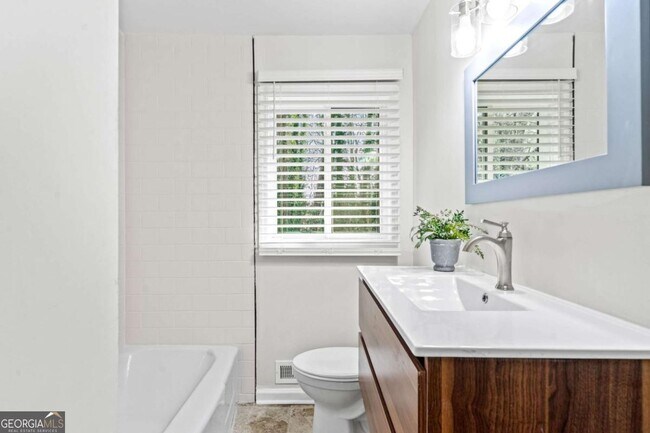 Building Photo - 801 N Evelyn Pl NW