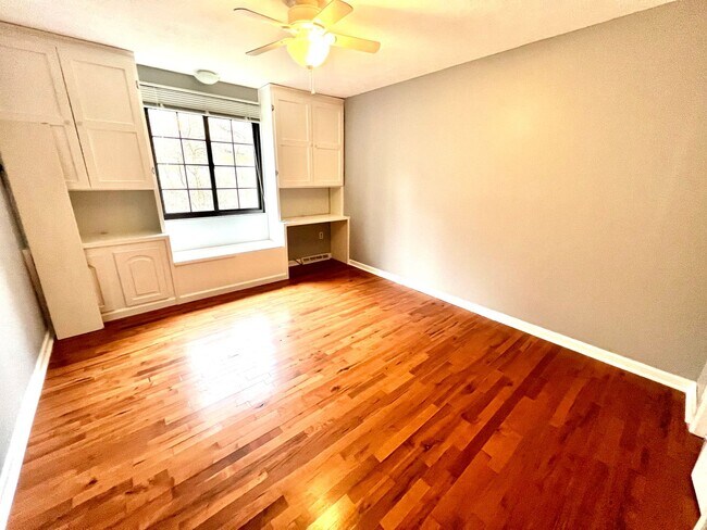 Building Photo - Sewickley Heights - Gorgeous Townhouse - 3...