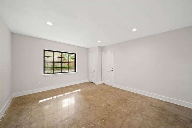 Building Photo - 520 Lovett Blvd